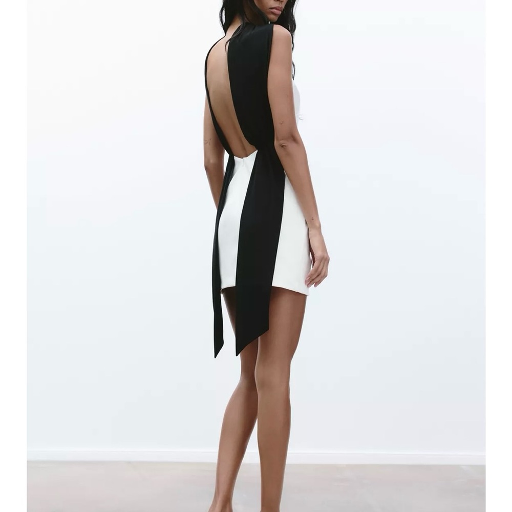 Elegant White Sleeveless Dress - Picture 3 of 3